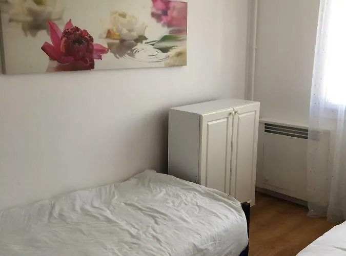 Deux Salon Parking Kindarena Apartman *