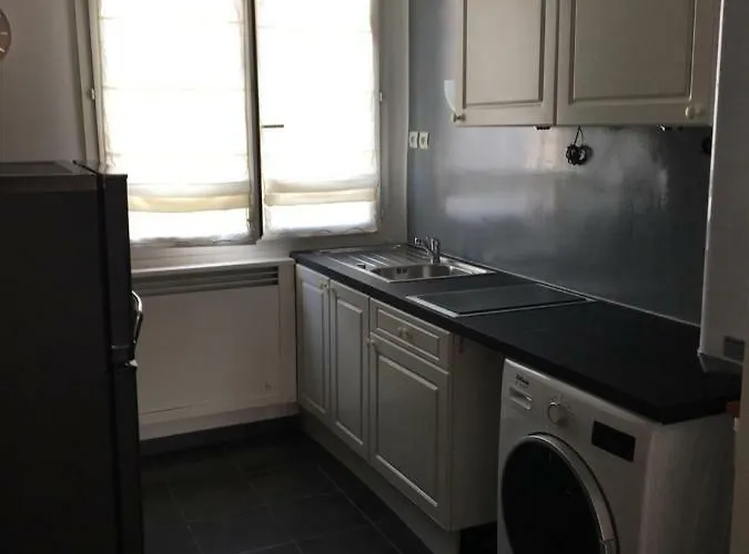 Deux Salon Parking Kindarena Apartman